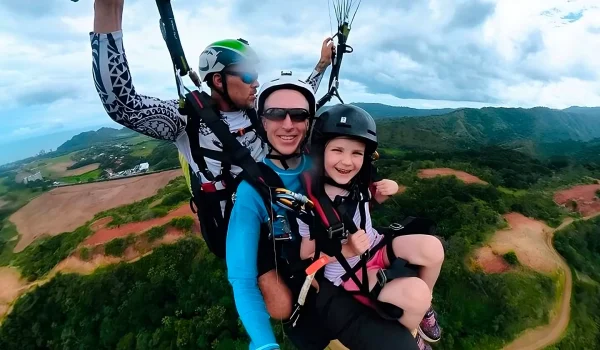 View of a family during a Jaco Paragliding Tour in the air